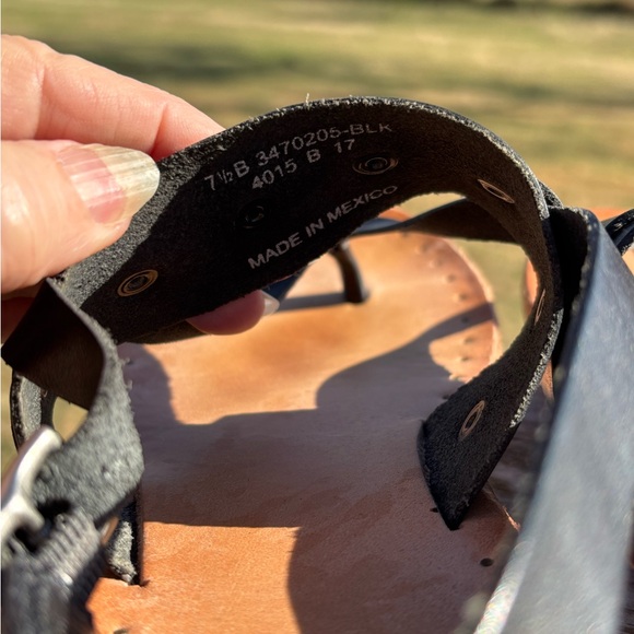 Frye Avery Stud Black Leather Thong Sandal Size 7.5 - Picture 7 of 8